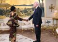 Diplomatie : l’ambassadrice de Guinée équatoriale rend une visite d’adieu au Chef de l’Etat