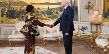 Diplomatie : l’ambassadrice de Guinée équatoriale rend une visite d’adieu au Chef de l’Etat
