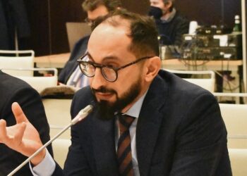 27 ambassades tunisiennes sans ambassadeurs: Majdi Karbai interpelle le gouvernement