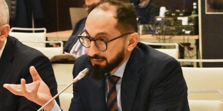 27 ambassades tunisiennes sans ambassadeurs: Majdi Karbai interpelle le gouvernement