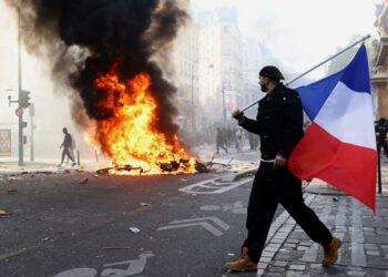 Violences en France: Emmanuel Macron refuse la démission du ministre de l’Intérieur